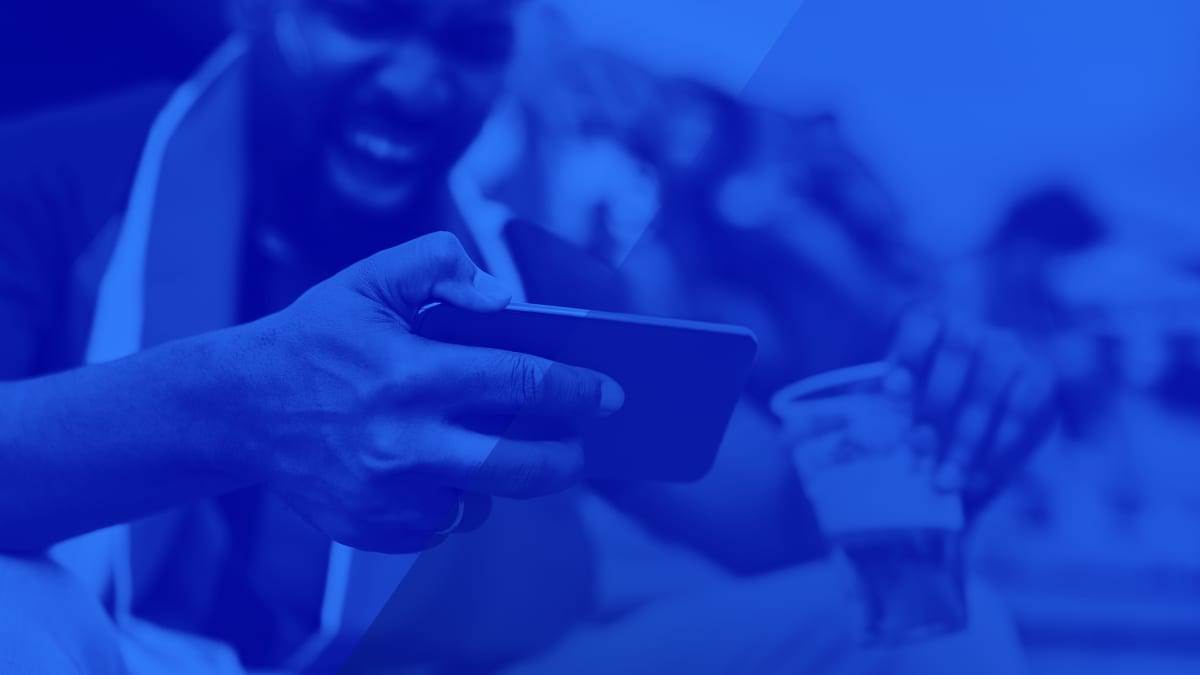Fan configurando su equipo favorito en una app deportiva, personalización e identidad del fan